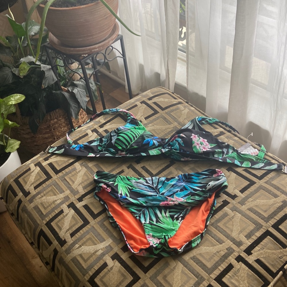 WOMENS SIZE SIX TROPICAL BATHING SUIT